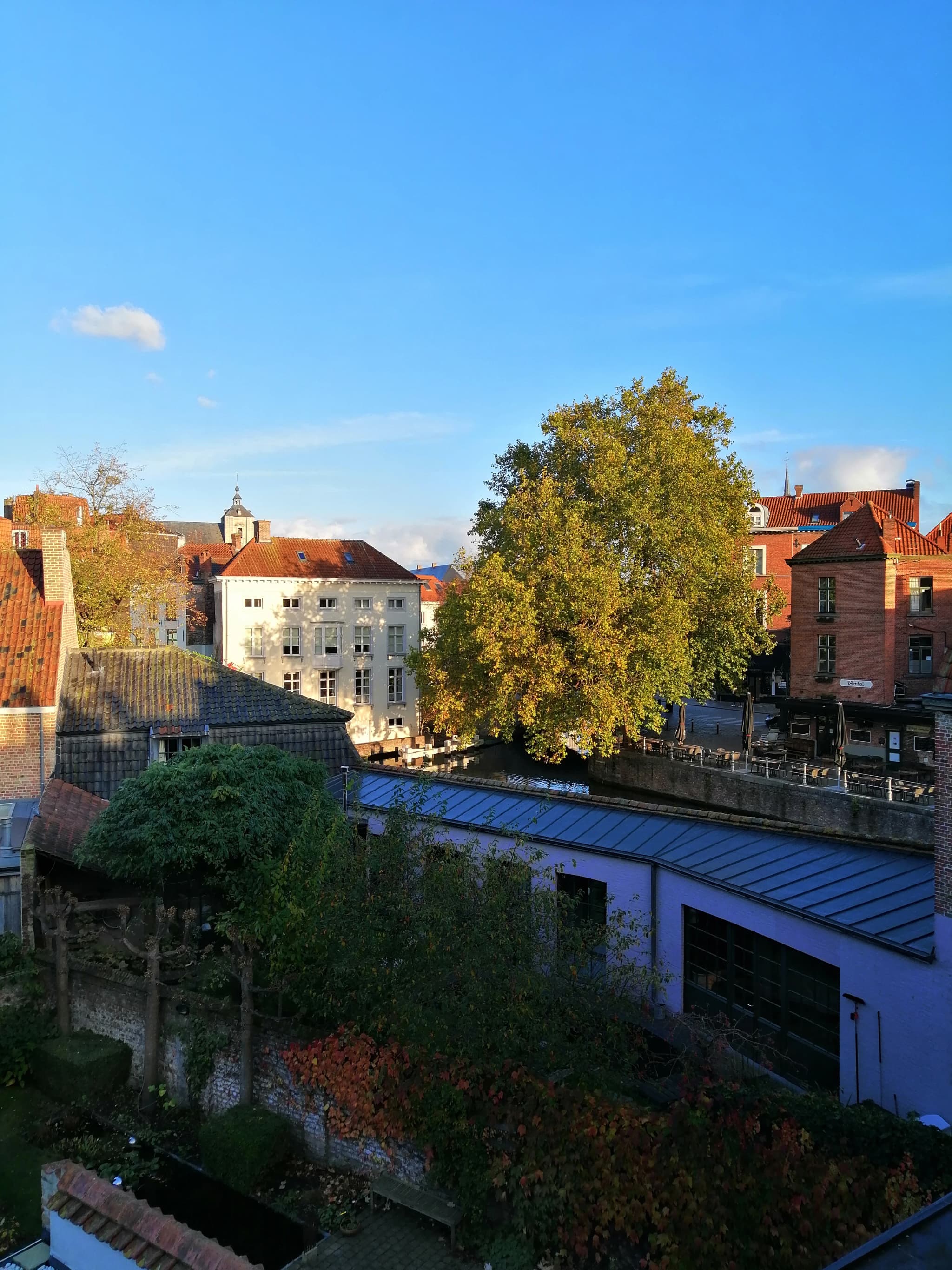 Uitzicht op de grachten van Brugge vanuit Huis Willaeys B&B